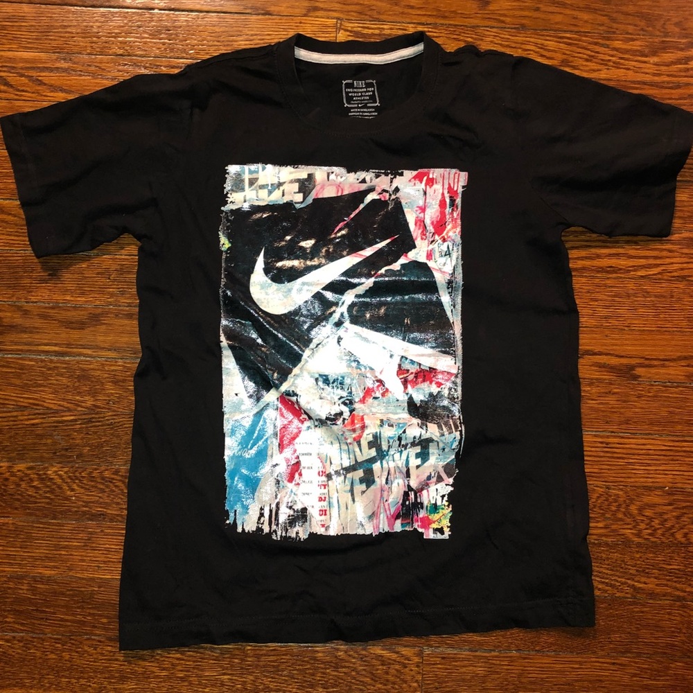 Boys Graphic Nike Tee Size Medium 10-12